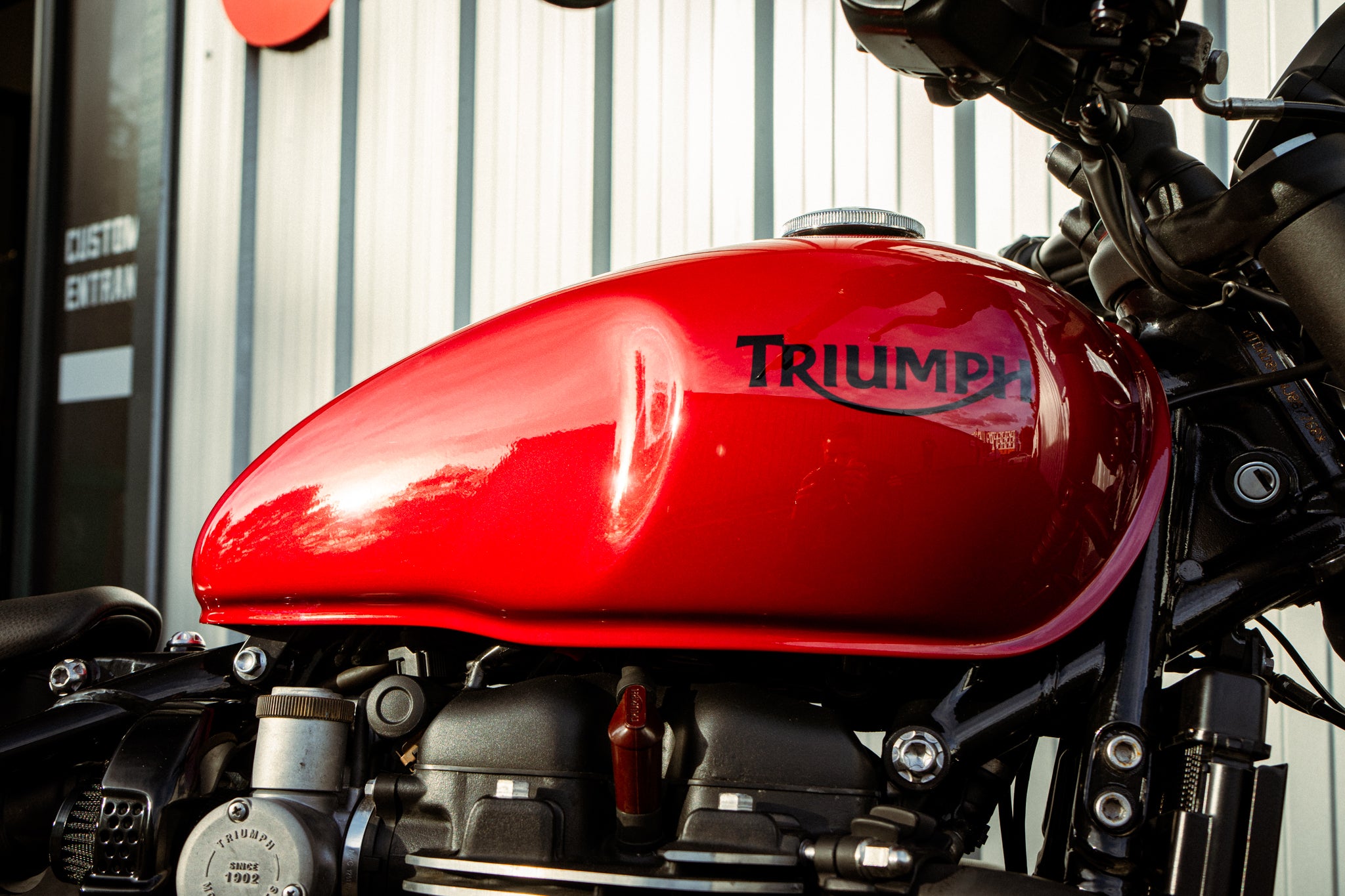 Triumph Bobber - Lamborghini BIA ROSSO